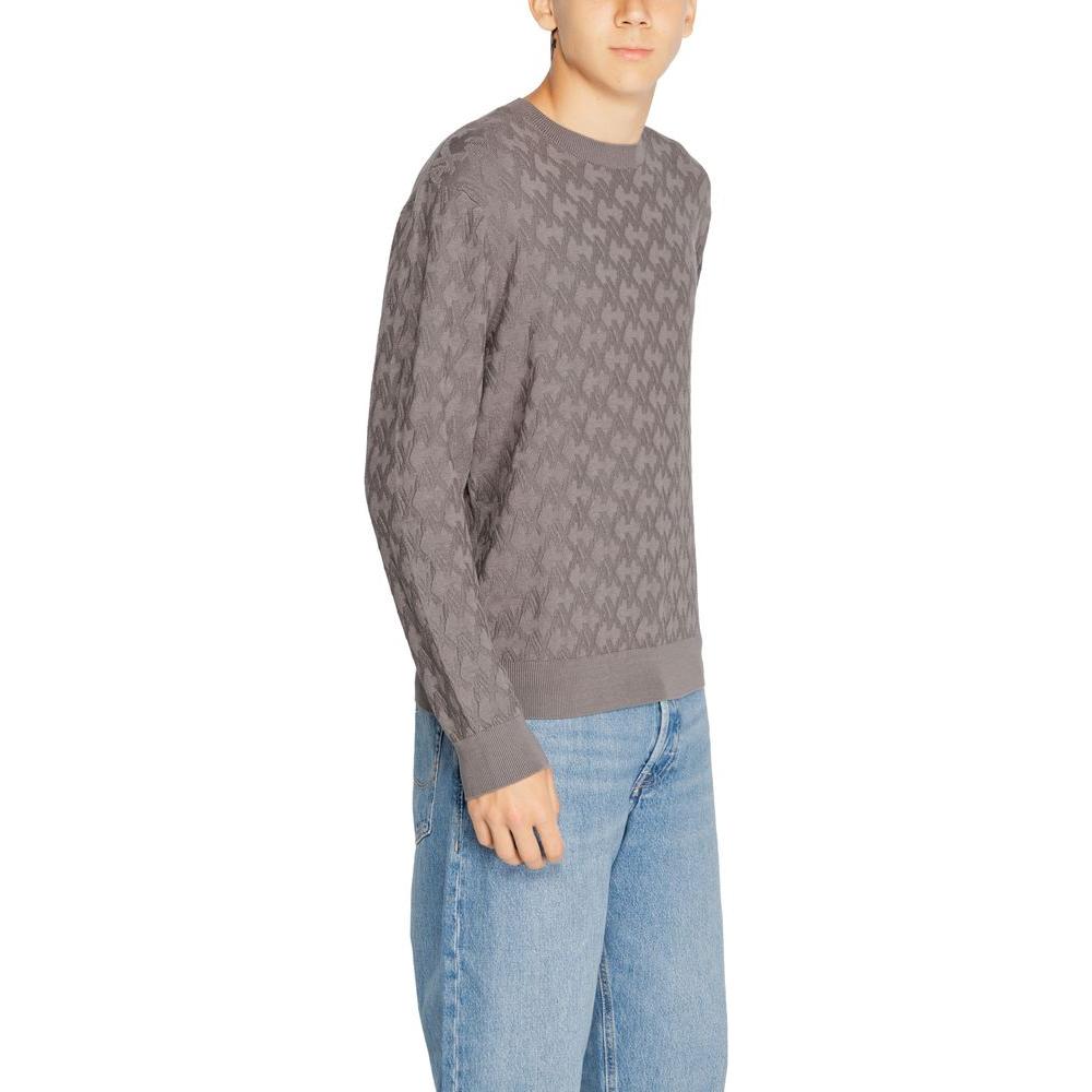 Man wearing Armani Exchange gray viscose knit t-shirt from the Fall/Winter collection, paired with blue jeans.