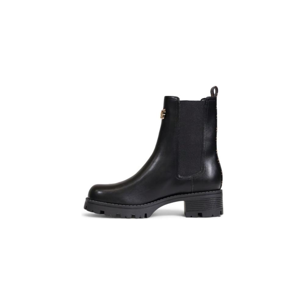 Women's Guess black polyethylene boot, fall/winter collection, made from 70% polyurethane and 30% polyester, side view.