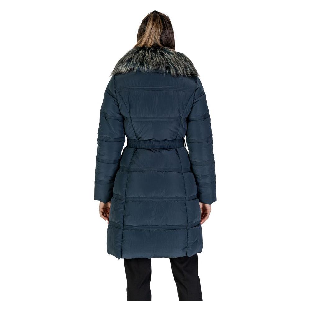 Woman wearing Guess black polyester jacket with faux fur collar, fall/winter collection, rear view