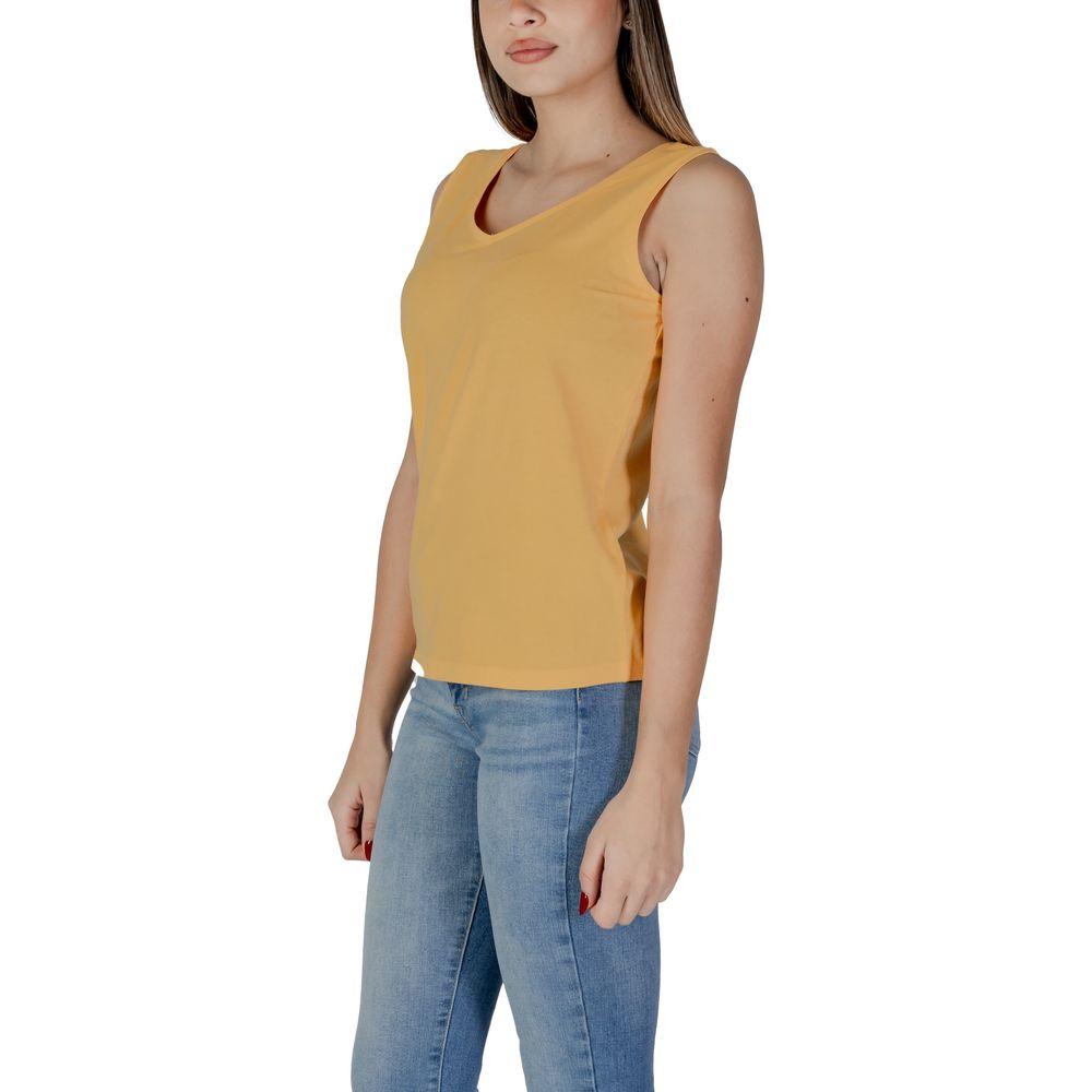 Woman wearing B.Young yellow cotton tank top with jeans, part of spring/summer women's collection, made of 95% cotton, 5% elastane/lycra.