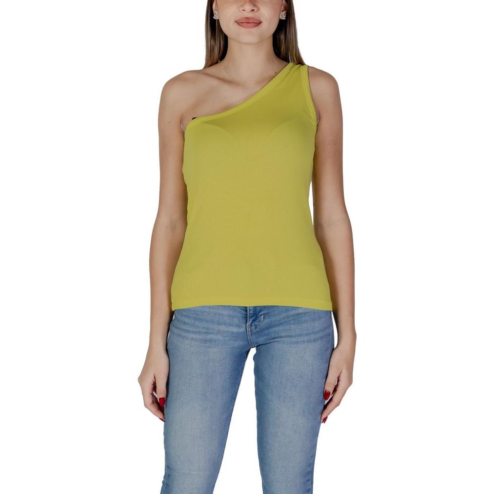 Woman wearing B.Young yellow cotton one-shoulder T-shirt, perfect for spring/summer. Made of 47% cotton, 47% modal, 6% elastane.