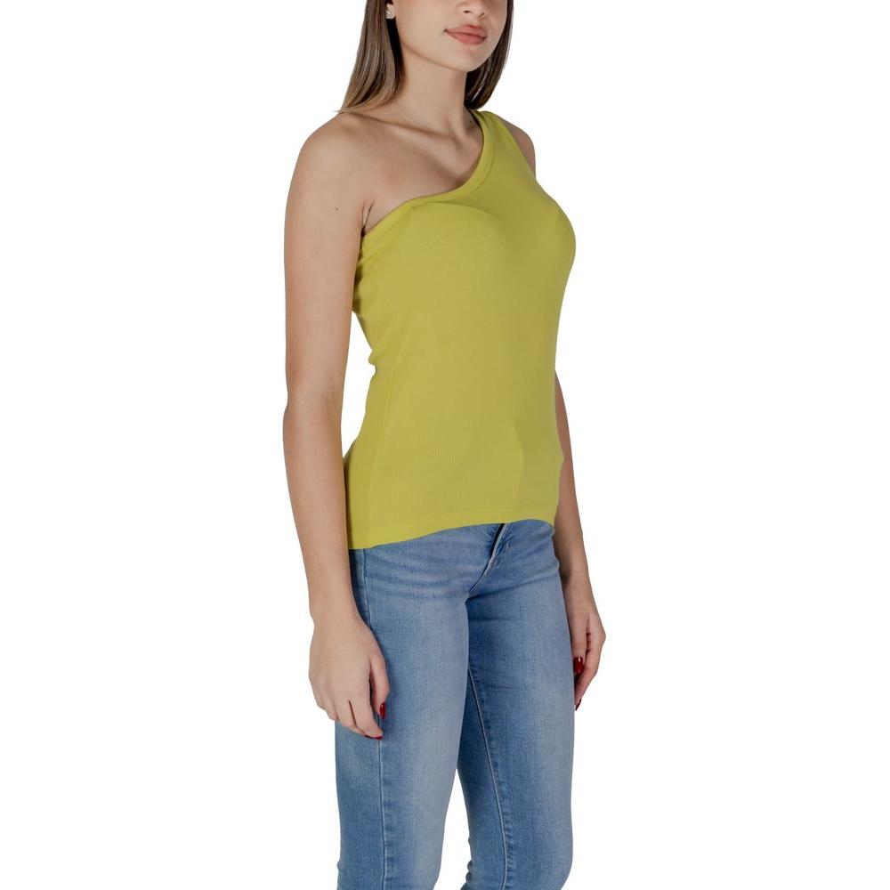 Woman wearing a one-shoulder yellow cotton top from B.Young's spring/summer collection, paired with blue jeans.