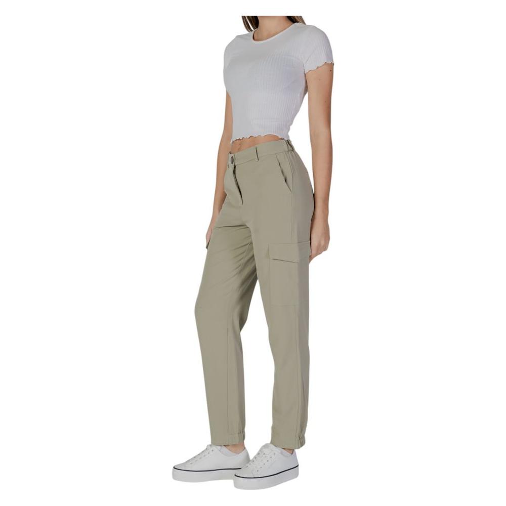 Woman wearing B.Young green polyester pants, part of the spring/summer collection, featuring a casual fit with side pockets.