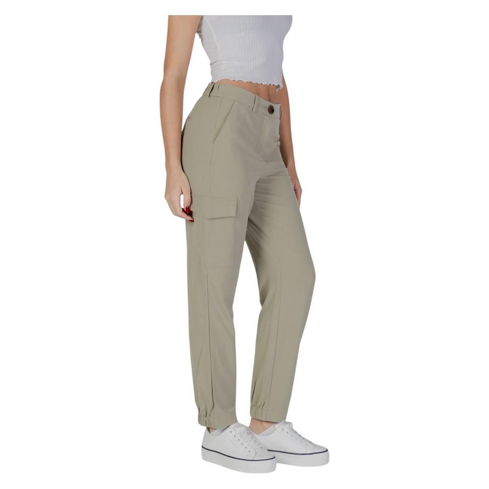 B.Young women's green polyester pants for spring/summer, featuring a comfortable fit with viscose and elastane blend.