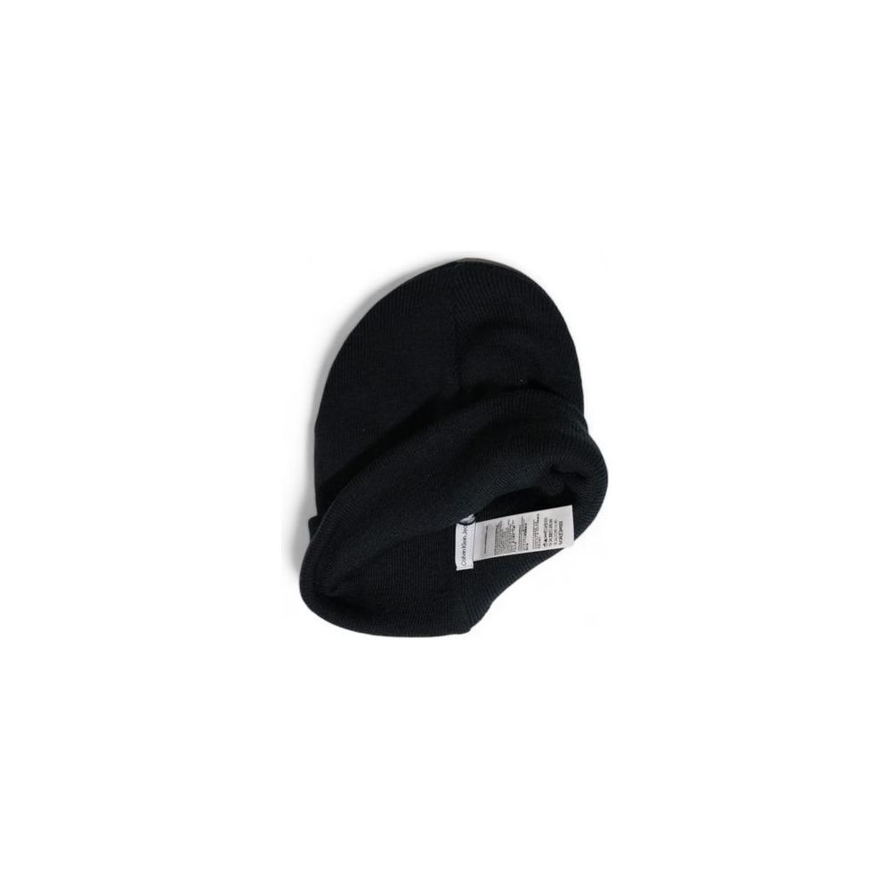 Calvin Klein Jeans black beanie hat made from recycled polyester, featuring a modern embroidered logo. Sustainable and stylish accessory.
