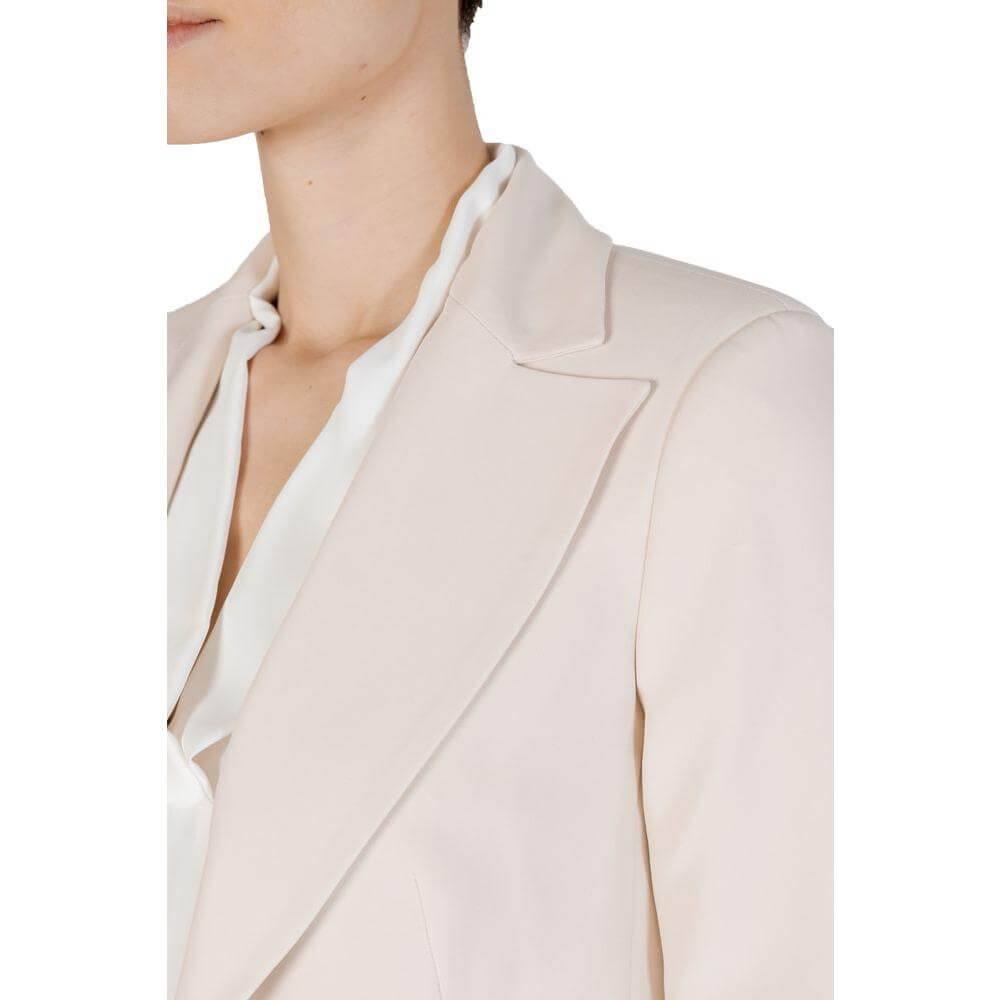 Close-up of a women's beige polyester blazer from Rinascimento, spring/summer collection, showcasing the lapel and fabric texture.