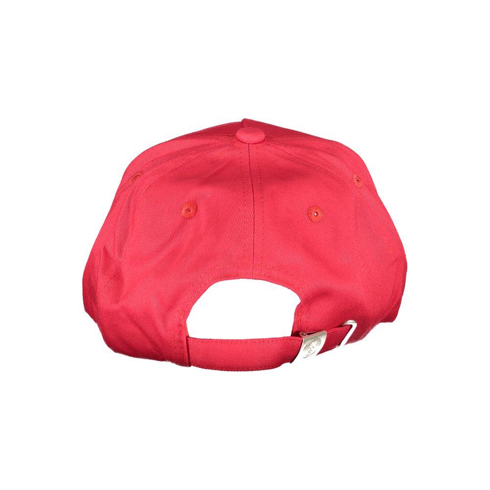 Back view of North Sails red cotton hat with adjustable strap, featuring a visor and logo printed on organic cotton.