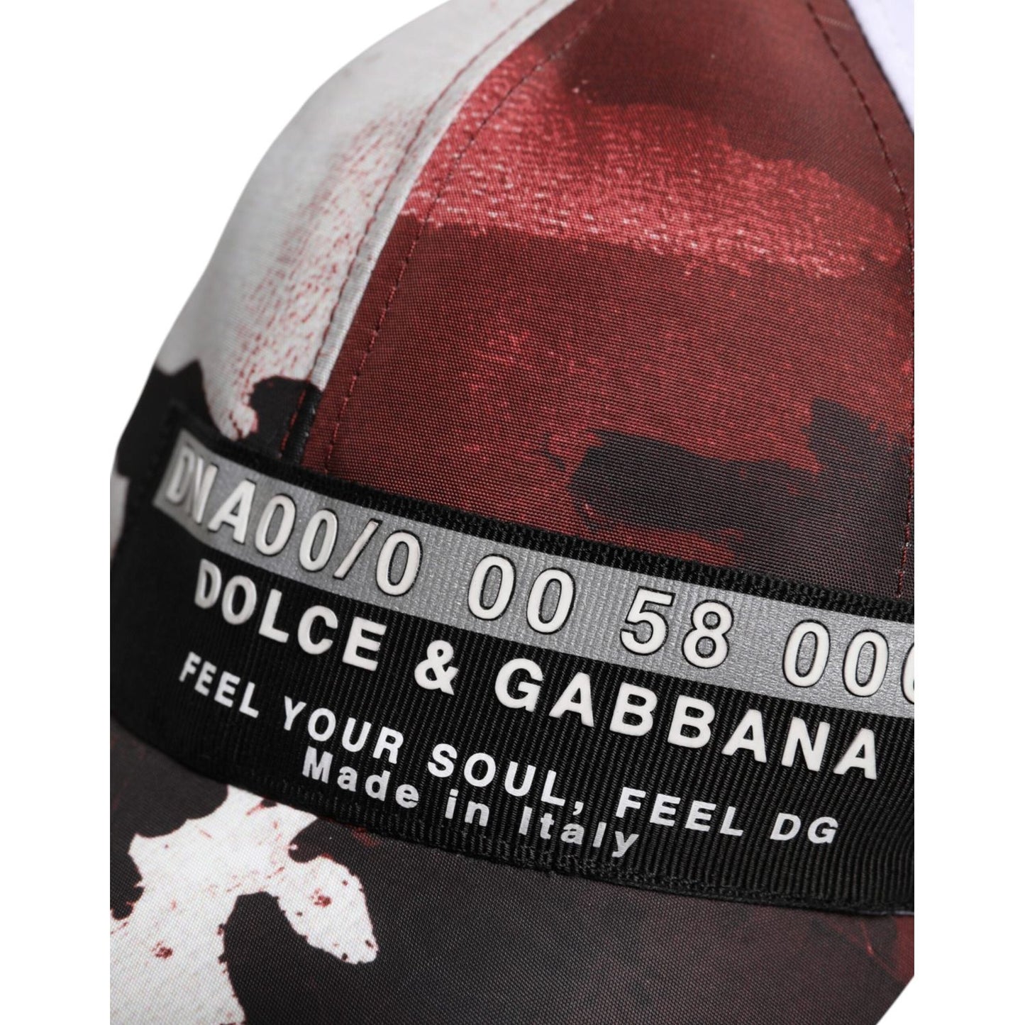 Dolce & Gabbana white camouflage baseball cap close-up with logo details, made in Italy. Stylish and authentic men's fashion accessory.