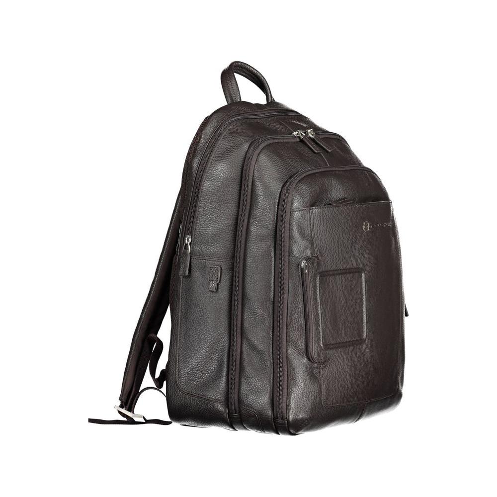 Piquadro brown leather men's backpack with adjustable straps and multiple pockets, ideal for commuting and organizing essentials.