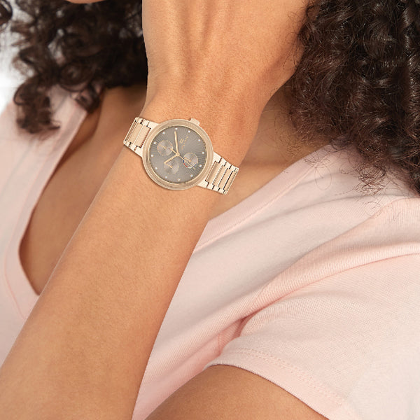 Lady wearing TOMMY HILFIGER Mod. 1782533 quartz analog watch with gold bracelet.