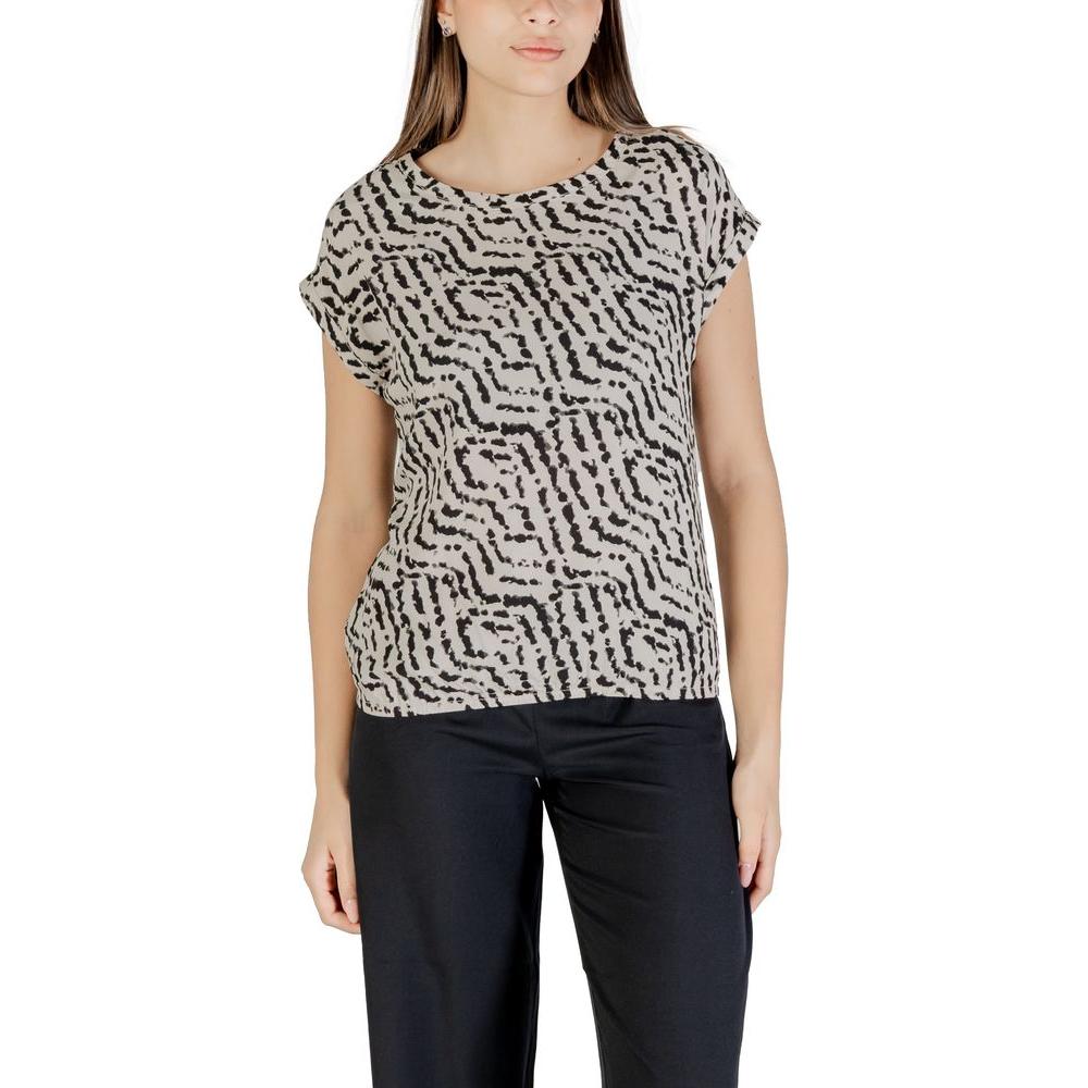 Woman wearing Street One bicolor viscose blouse with short sleeves and round neck, perfect for casual and elegant styles.