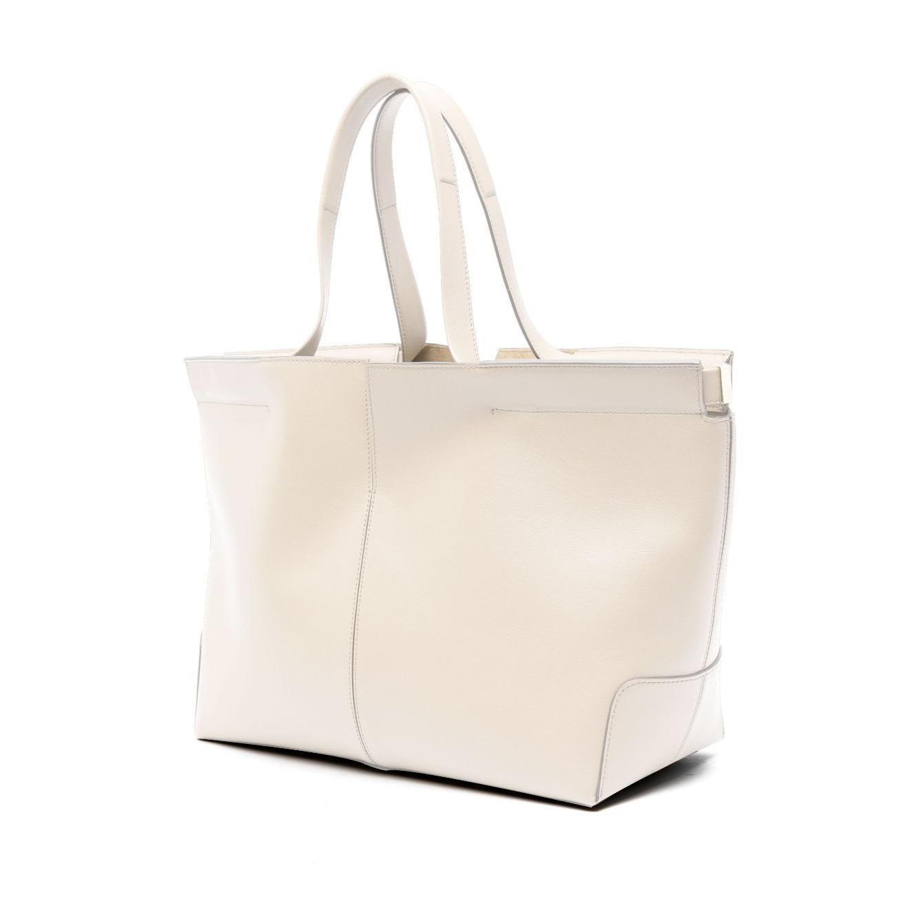 Front view with bag zipped and handles upright.