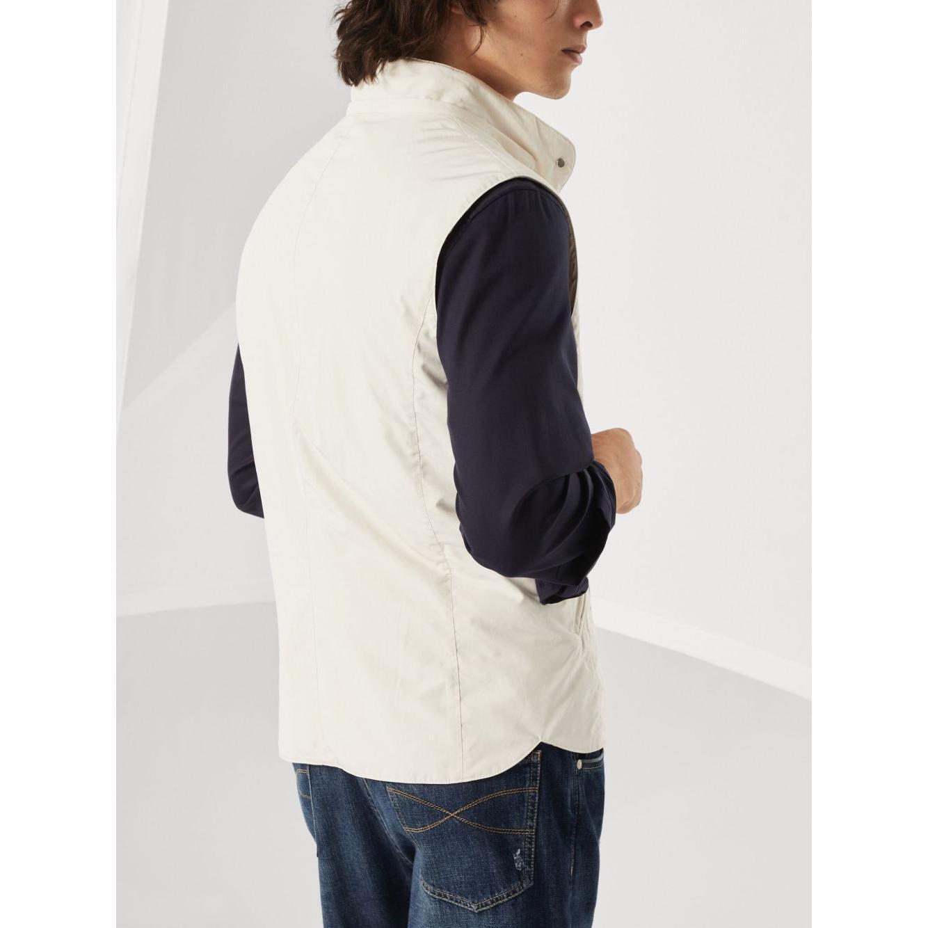 Front view with bag zipped and handles upright.