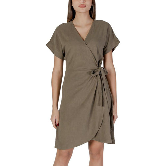 B.Young green viscose dress for women, spring/summer collection, featuring a wrap design with short sleeves and a tie waist belt.