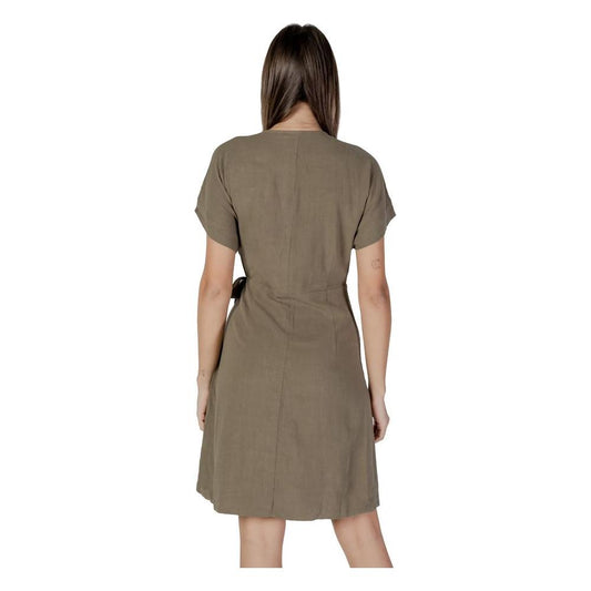 Rear view of a woman wearing a B.Young green viscose dress, perfect for spring and summer with a blend of viscose and linen.