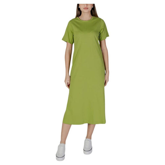 B.Young green cotton dress for women, spring/summer collection, 100% cotton design, casual elegance, front view.