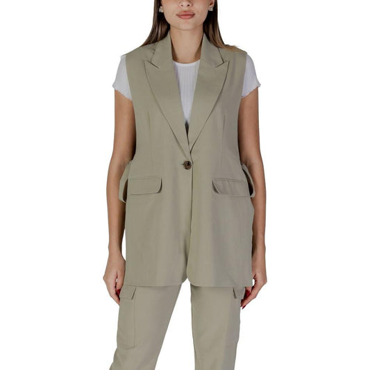 Woman wearing B.Young green polyester vest from spring/summer collection, featuring sleek design in 64% polyester, 32% viscose, 4% elastane.