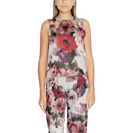 Woman wearing Rinascimento Bordeaux floral polyester top, part of women's fall/winter collection.