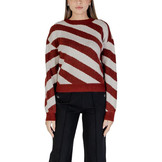 Vero Moda Bordeaux sweater with red and white diagonal stripes on model, made from recycled polyester for fall/winter collection