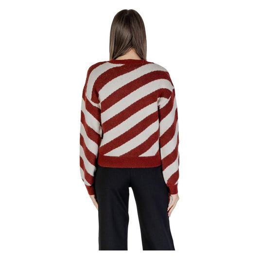 Woman wearing Vero Moda Bordeaux recycled polyester sweater with diagonal stripes, fall/winter women's knitwear.