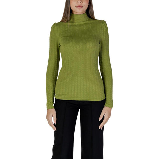 Woman wearing B.Young green polyester long-sleeve turtleneck top, part of fall/winter women's collection, 93% polyester, 7% elastane.