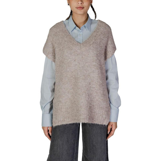 Woman wearing Vero Moda beige recycled polyester sweater from Fall/Winter collection.