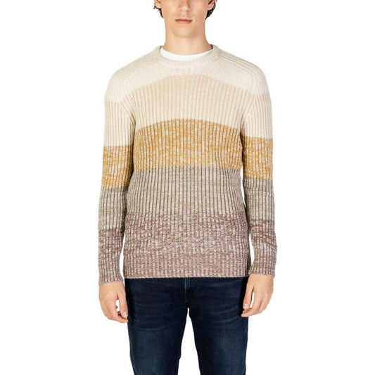 Man wearing Hydra Clothing beige acrylic sweater, fall/winter men's knitwear. Made of acrylic, cotton, wool, nylon.