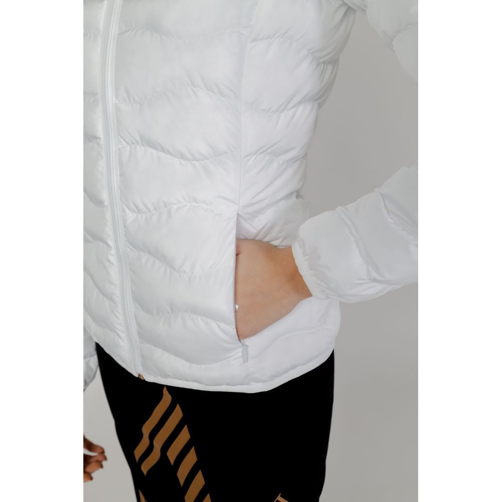Front view with bag zipped and handles upright.