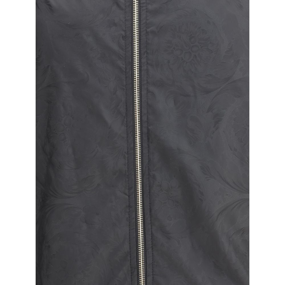 Front view with bag zipped and handles upright.
