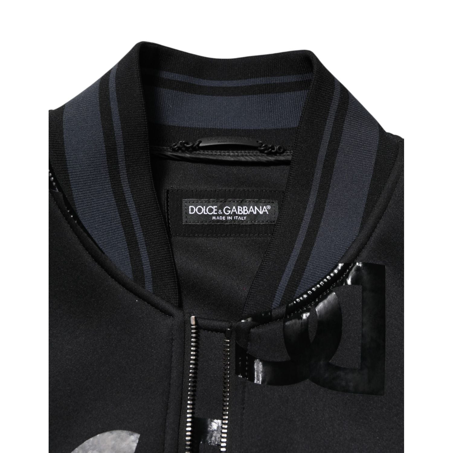 Front view with bag zipped and handles upright.