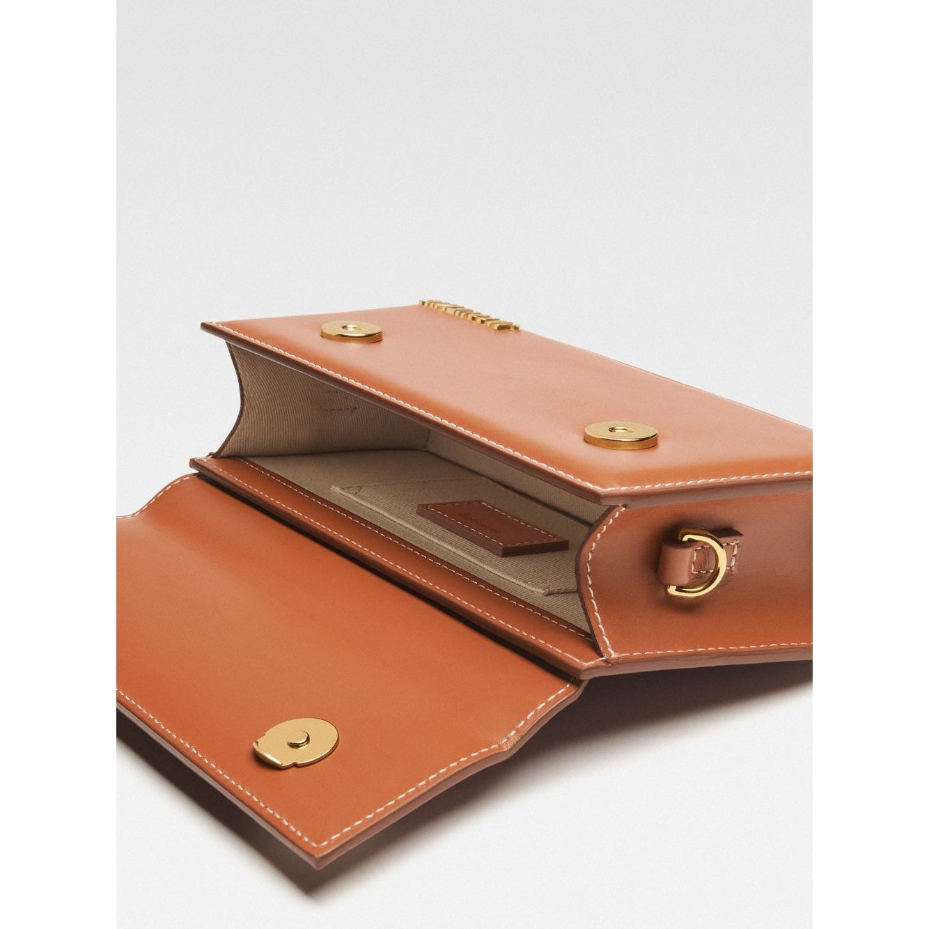Front view with bag zipped and handles upright.
