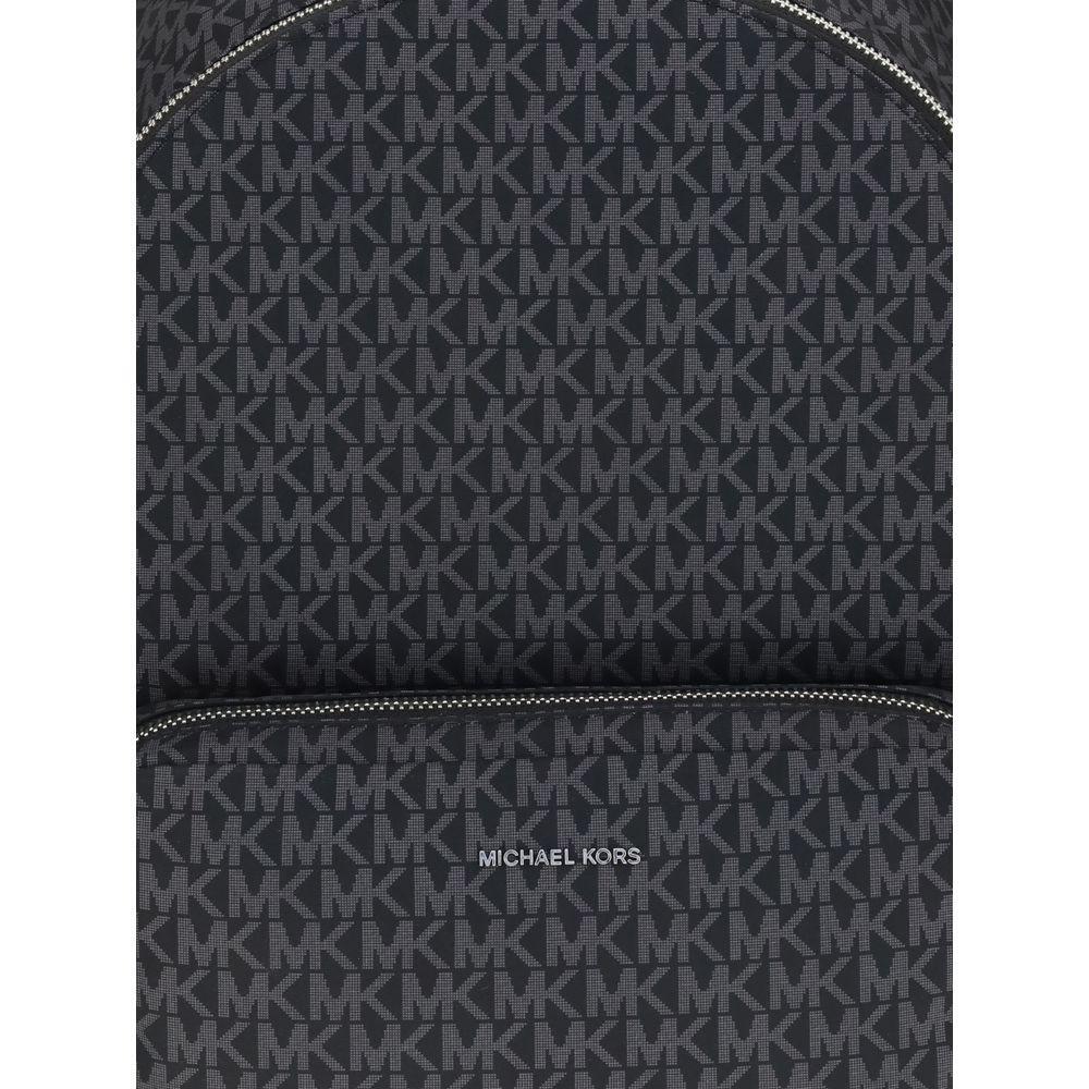 Front view with bag zipped and handles upright.