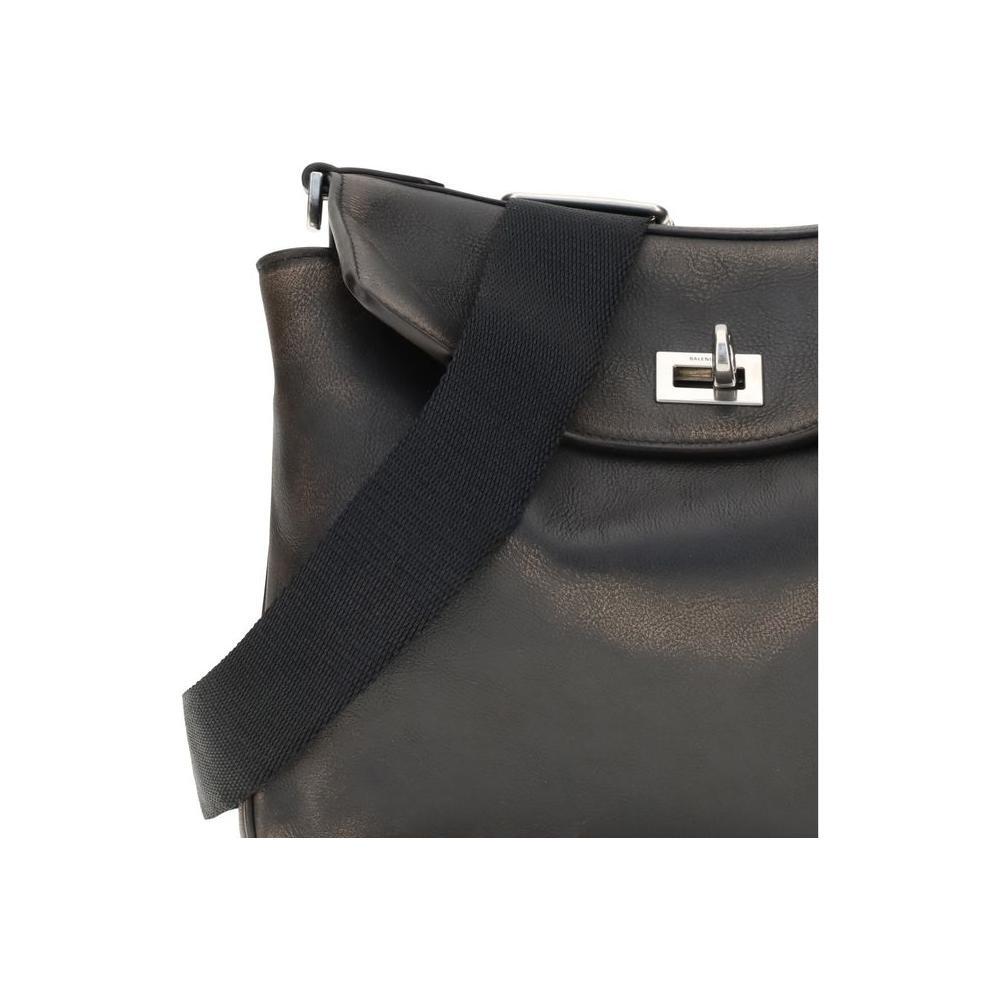 Front view with bag zipped and handles upright.