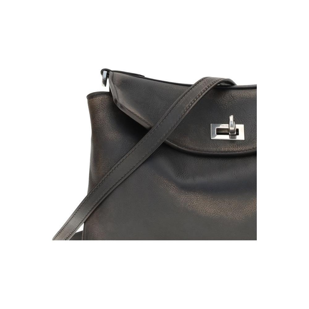 Front view with bag zipped and handles upright.