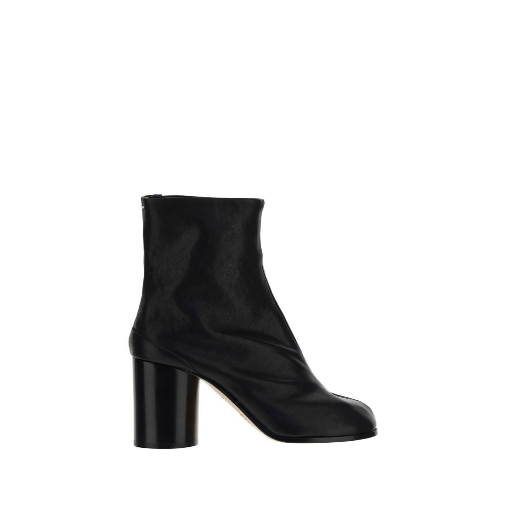 Margiela Black Lamb Ovis Aries Aries Ankle Boots with split toe and cylindrical heel, showcasing avant-garde style and versatility.