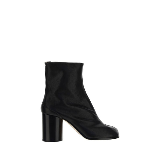 Margiela Black Lamb Ovis Aries Aries Ankle Boots with split toe and cylindrical heel, iconic avant-garde fashion