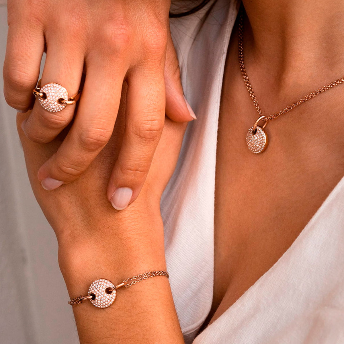 Elegant woman showcasing AN JEWELS JEWELRY Mod. AL.BJT01RC with matching necklace, ring, and bracelet.