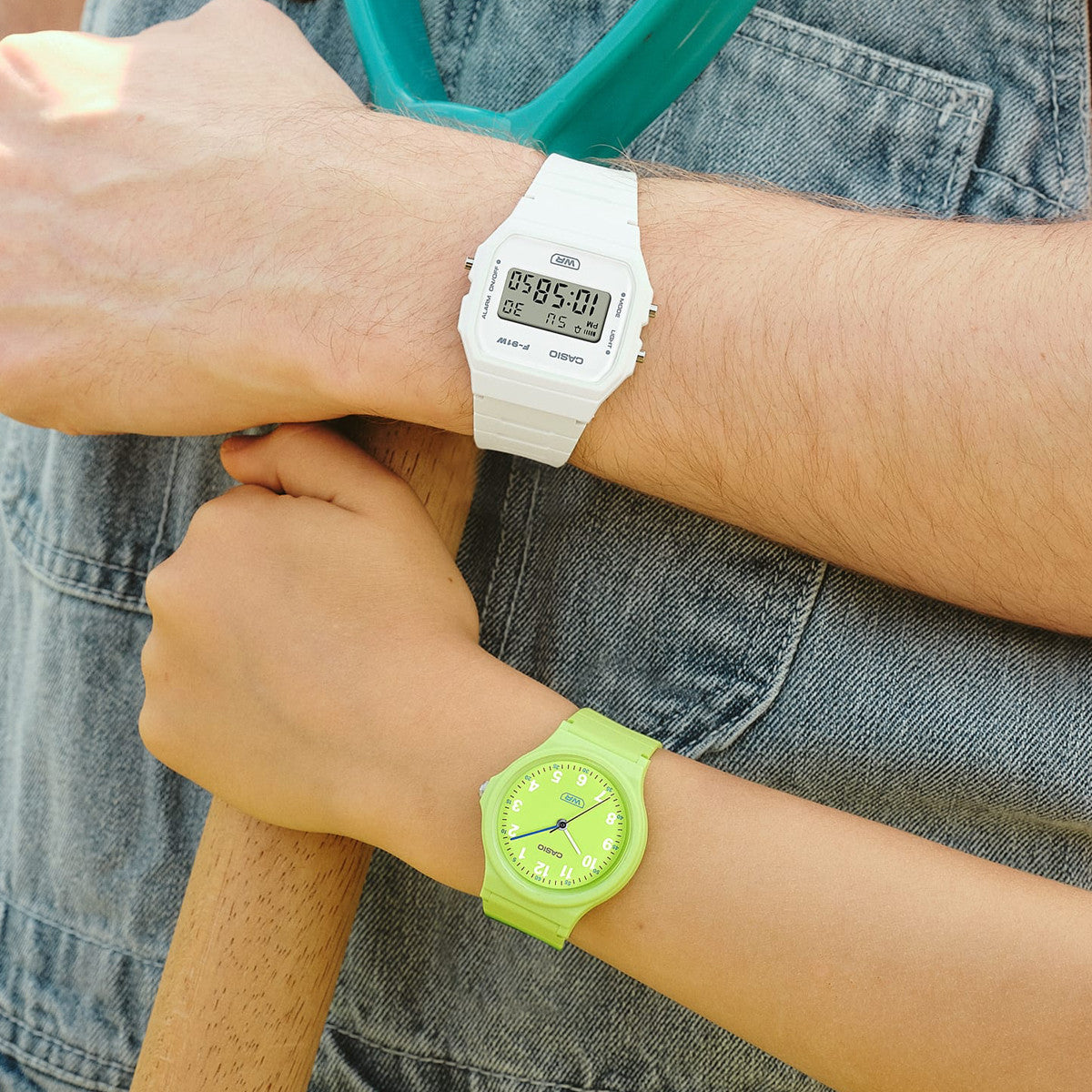 Person wearing CASIO VINTAGE Mod. F-91 BIO RESIN STRAP - WHITE watch, unisex design with water resistance and quartz movement.