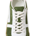 Closed Sneakers Green with olive front lace-up, gum-rubber sole, contrasting trim, and leather finish.