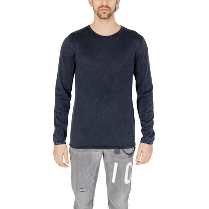 Model wearing Jack Jones Blue Cotton Sweatshirt with crew neck and long sleeves, showcasing casual yet refined style.