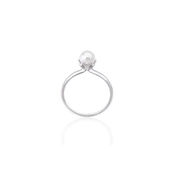 Elegant pearl ring from MAJORICA JEWELRY Mod. 16343.01.2.915.010.1 showcasing a minimalist design perfect for all occasions.