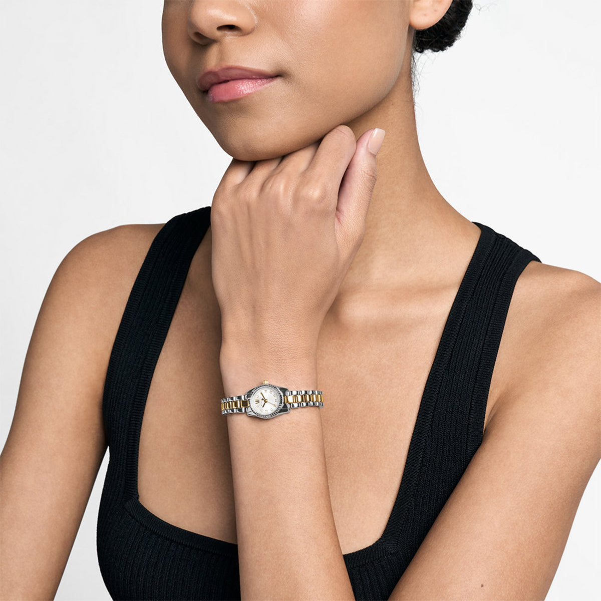 Person wearing MICHAEL KORS Mod. MIRCO LEXINGTON watch on wrist