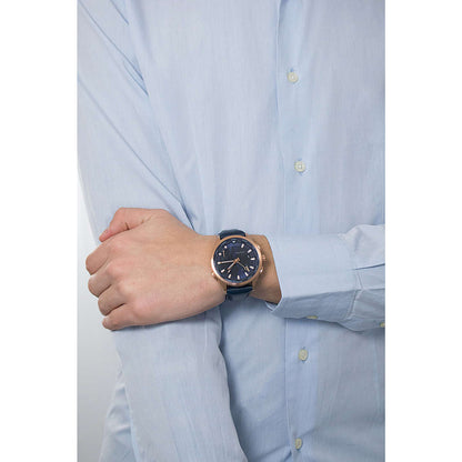 Man wearing NAUTICA Mod. NAPSHG002 watch, quartz analog movement, 10 ATM water resistant, 44 mm case, mineral dial, official box packaging.