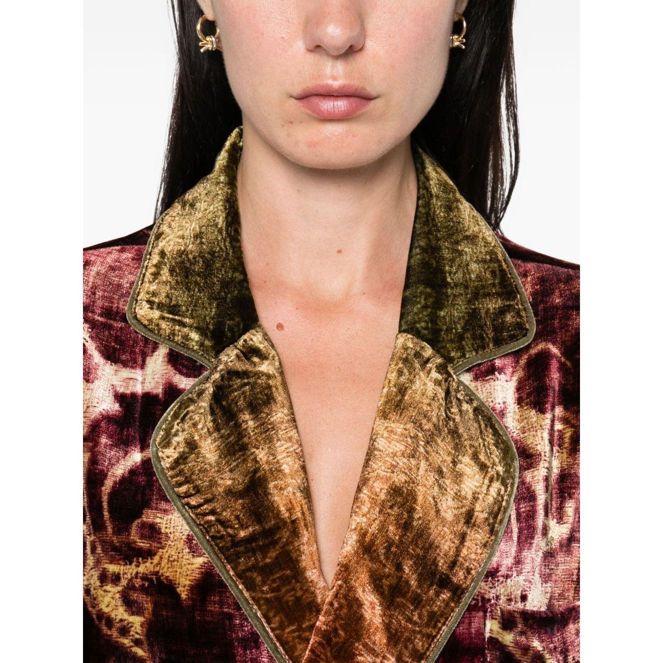 Close-up of Pierre Louis Mascia Jackets Bordeaux, featuring burgundy double-breasted patch pockets and velvet collar details.