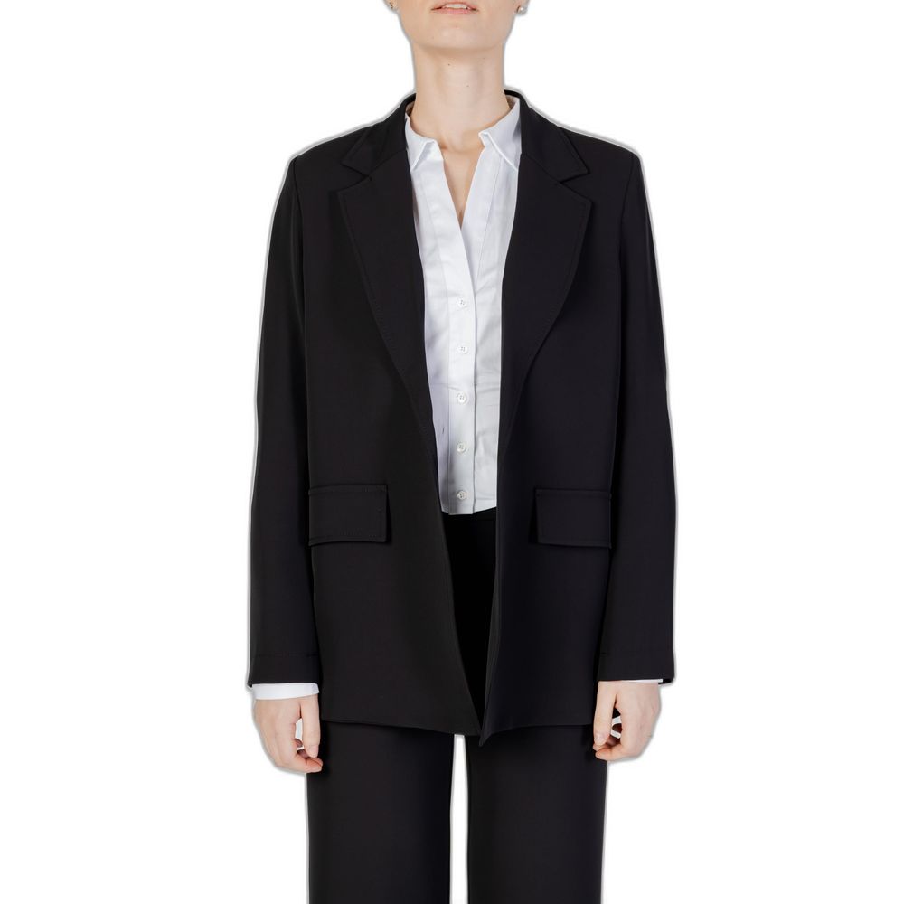 Front view with bag zipped and handles upright.