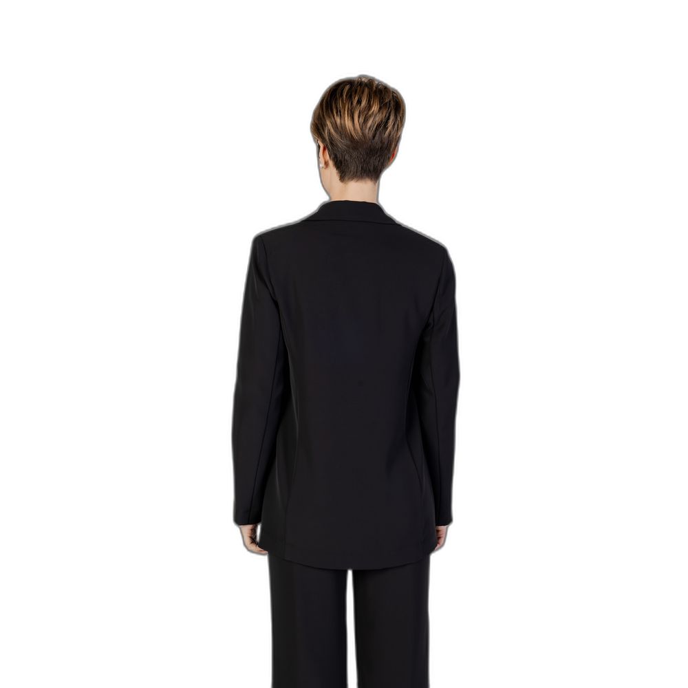 Front view with bag zipped and handles upright.
