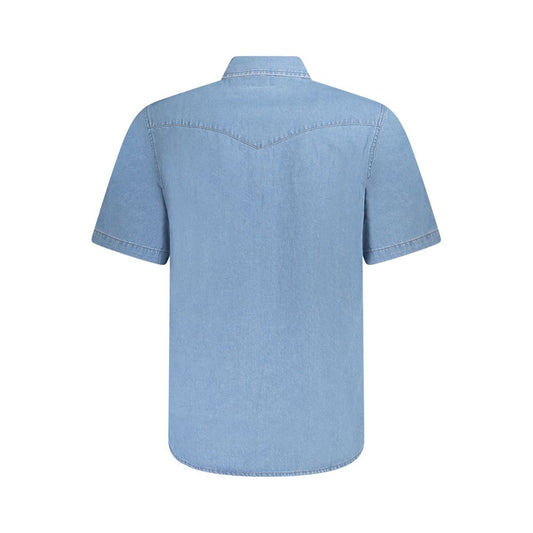 Wrangler light blue cotton men's shirt featuring automatic fastenings and two pockets, showcasing the classic Western style.