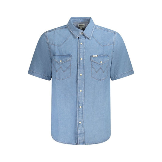 Wrangler light blue cotton men's shirt with automatic fastenings and two pockets, embodies Western style, iconic logo visible.